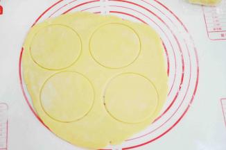 13、压出4个圆形，多余的部分揉匀后放入冰箱冷冻5分钟后再擀平，再压出两个圆形。一共6个，份量是足够的。