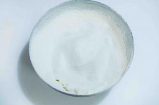 4、筛入低筋粉。