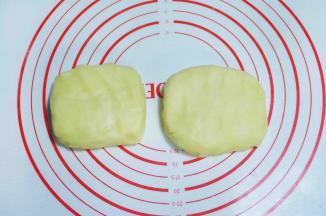 8、面团整形成两个方形，厚度2cm，用保鲜膜包好，放入冰箱冷藏，做好的蛋挞酥皮是400g。可以做两份的份量。