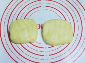 8、面团整形成两个方形，厚度2cm，用保鲜膜包好，放入冰箱冷藏，做好的蛋挞酥皮是400g。可以做两份的份量。