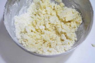 5、切拌均匀、拌到看不见白色干粉