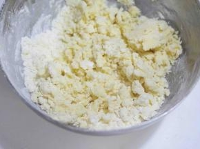 5、切拌均匀、拌到看不见白色干粉