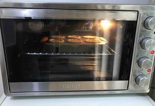 23、预热烤箱，190度上下火，烤箱中上层烘烤8-10分钟。想表面金黄可以烤好以后刷一点蛋黄液（蛋黄液加少许水搅拌），撒少许细砂糖，用火枪喷一下。因为材料都是可以生吃的，没有鸡蛋。所以烘烤时间可以短一点。