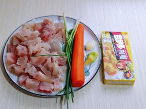 将蹄筋洗干净，切小块，胡萝卜去皮切菱形块，葱姜蒜去皮切碎！