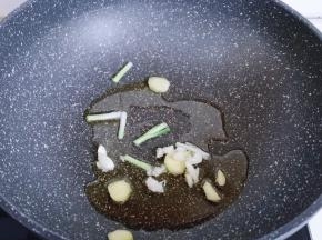 起油锅，加入切好的葱姜蒜炒香。