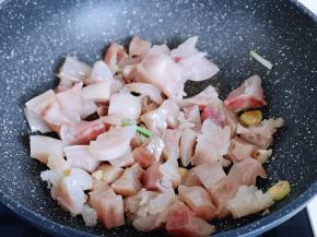 再加入切切好的牛蹄筋煸炒。