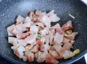 再加入切切好的牛蹄筋煸炒。