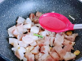 加入料酒。（可以适当多一点，去腥）