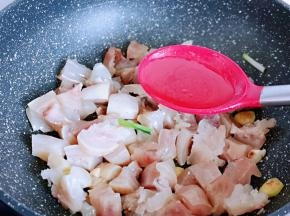 加入料酒。（可以适当多一点，去腥）