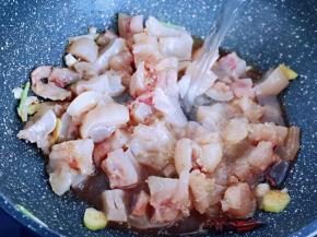 加入纯净水，没过牛蹄筋就可以！大火烧开，转小火将蹄筋炖烂！