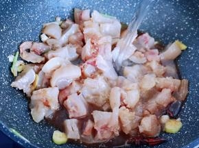 加入纯净水，没过牛蹄筋就可以！大火烧开，转小火将蹄筋炖烂！