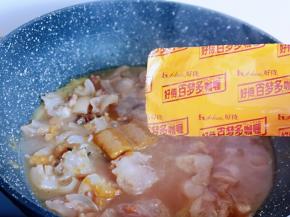 待蹄筋6成烂糊后，加入好侍百梦多咖喱，我用的原味的！炖15分钟。