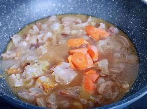 再加入切好的胡萝卜炖5分钟。