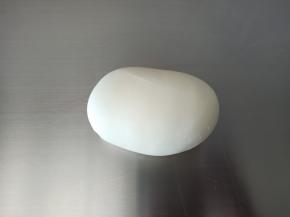 1.将面粉，白糖，酵母，牛奶混合揉成光滑的面团
 