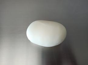 1.将面粉,白糖,酵母,牛奶混合揉成光滑的面团