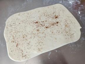 3.抹上玉米油，撒上五香粉，椒盐 
