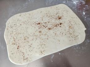 3.抹上玉米油,撒上五香粉,椒盐