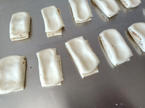 6.分别用手稍微抻长一点