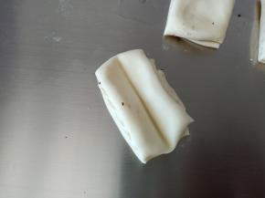 7.用筷子在中间压一下
