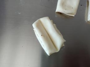 7.用筷子在中间压一下