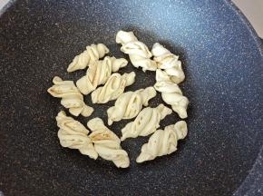 9.摆入不粘锅中,因为要进行发酵,所以摆的时候稍微留点空隙