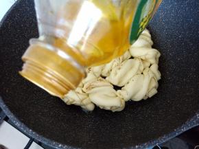 11.沿着锅子边缘倒入一点玉米油
 
