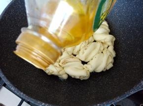 11.沿着锅子边缘倒入一点玉米油