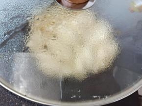 13.沿着锅子边缘倒入一小碗水,盖锅盖煎至花卷熟透