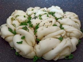 14.撒点葱花和熟黑芝麻就可以出锅开动啦