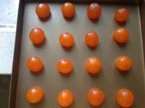 咸蛋黄事先泡油2-3天，放入烤盘，喷适量高度白酒，放入烤箱中层，上下火150度5分钟，冷却备用