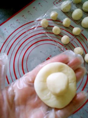 将油酥包入水油皮中