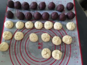 将豆沙平均分成16份，滚圆，逐个包入咸蛋黄，滚圆