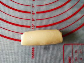 卷起，盖保鲜膜静置15分钟