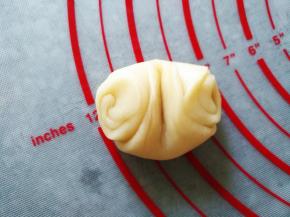 将面皮两头往里折