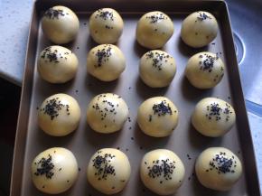 表面抹蛋黄，撒黑芝麻.