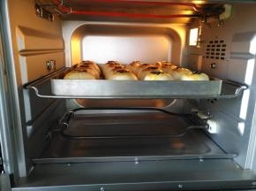 放入烤箱中下层上下火170度30分钟
