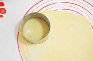 12、用直径9cm的圆形模具，压出圆形。