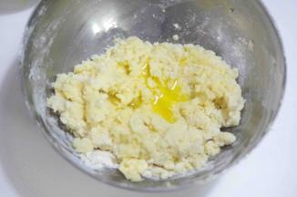 6、倒入冷藏好的蛋液，再拌匀，至面团表面光滑