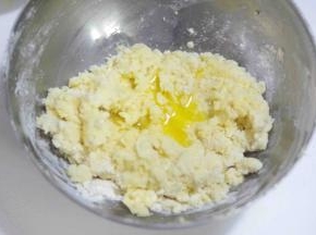 6、倒入冷藏好的蛋液，再拌匀，至面团表面光滑