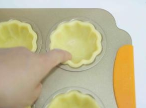 15、用食指将边缘按压出花形，面皮边缘高出模具2mm即可。然后放入冷冻室2小时