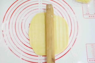 10、台面撒少许手粉，用擀面杖先敲打酥皮