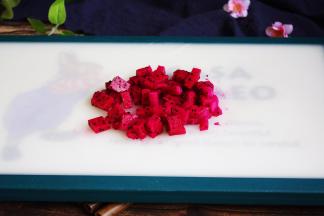 将适量的火龙果肉切成丁。