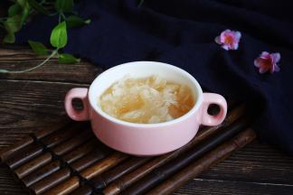 将银耳粥盛入碗中。