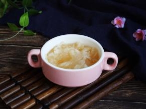 将银耳粥盛入碗中。