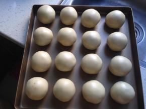 包入豆沙蛋黄馅，滚圆，摆入烤盘