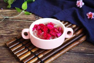 在银耳粥中放入火龙果丁即可食用。