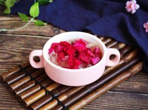 在银耳粥中放入火龙果丁即可食用。
