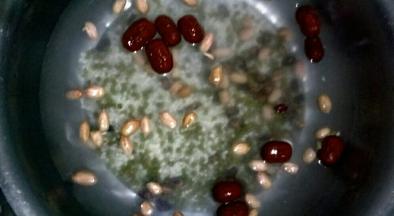 除桂圆和莲子外，所有米豆类淘洗干净，冷水浸泡一晚上