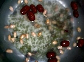 除桂圆和莲子外，所有米豆类淘洗干净，冷水浸泡一晚上