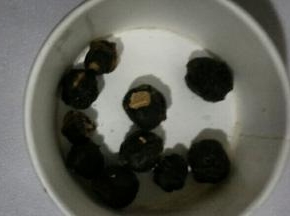 桂圆剥出桂圆肉，我没有去核，喜欢的也可以去核只留桂圆肉